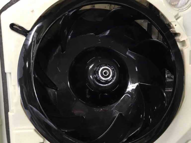 作業後：洗浄して元の黒い色に戻った送風ファン