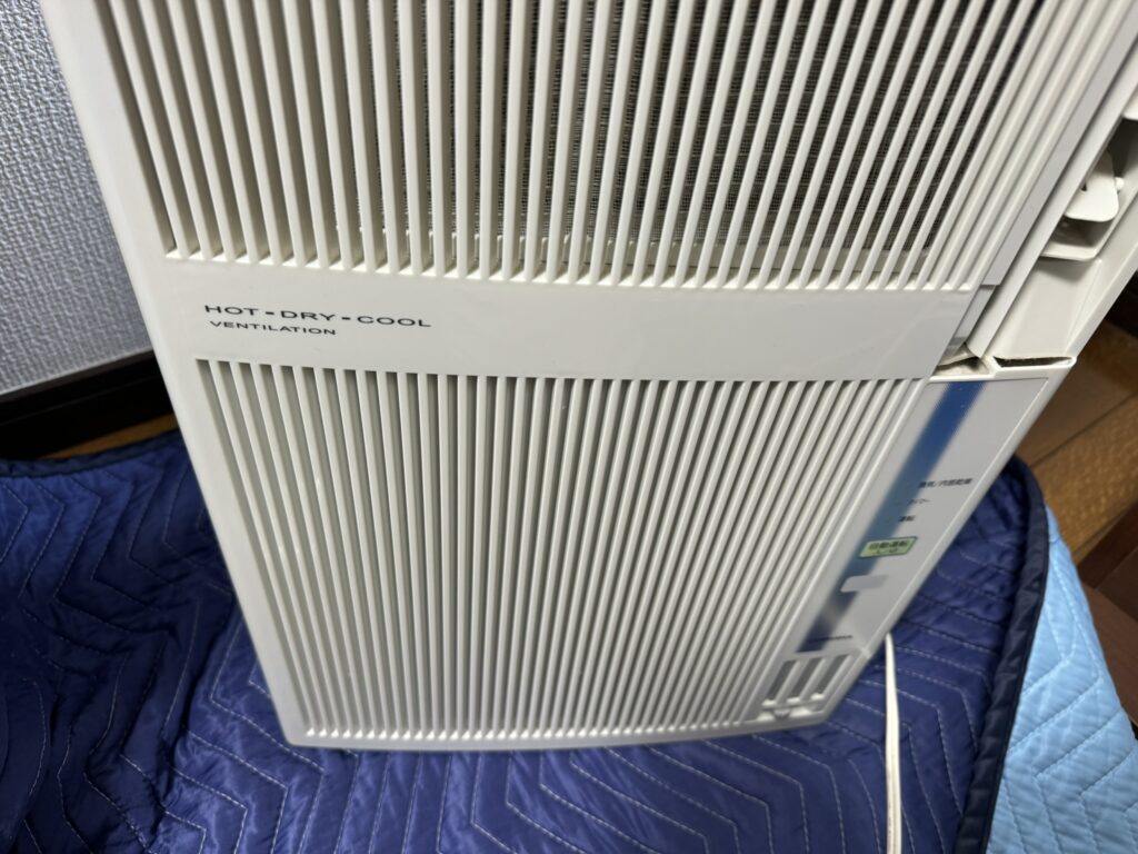 エアコンクリーニングするために、窓枠から外した、窓用エアコンの本体