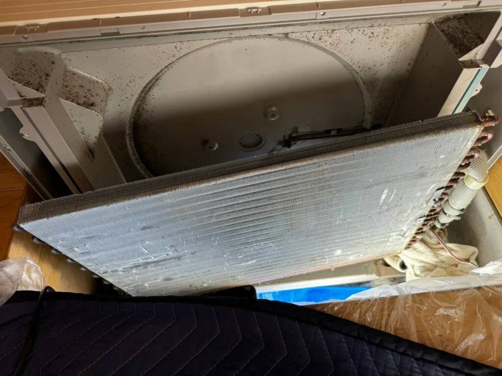 洗浄前の床置きエアコンの本体と熱交換器