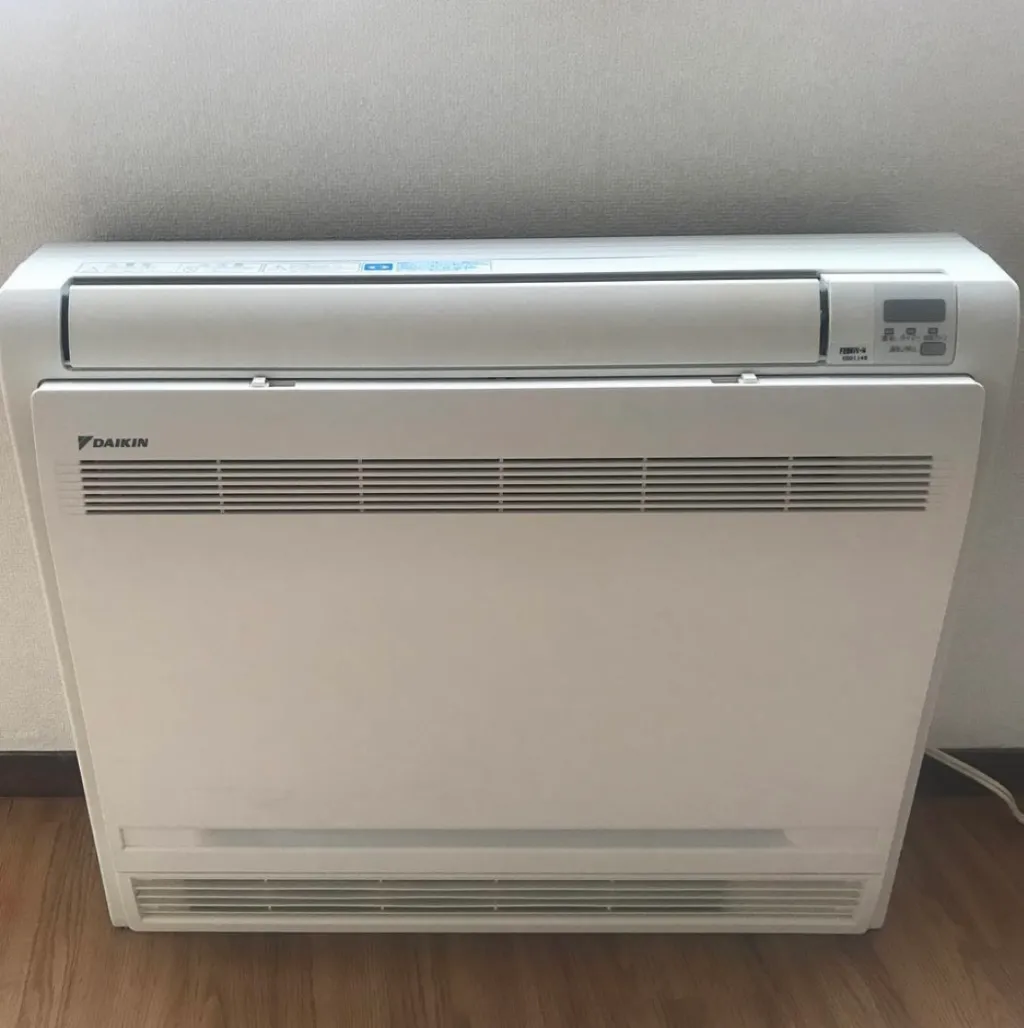 作業前に動作を確認する床置きエアコン
