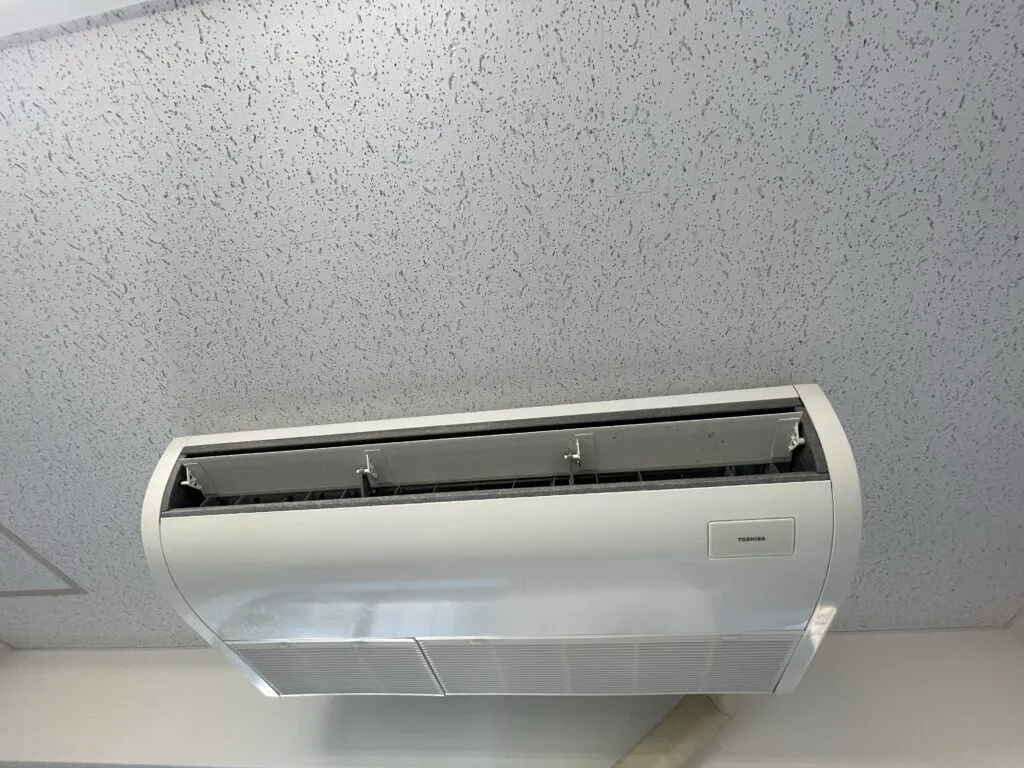 天井吊り下げタイプのエアコンクリーニング(写真1)