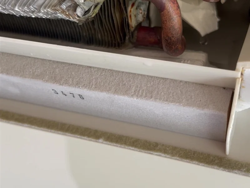 ブチルテープを付けて、ドレンパンを元に戻したパナソニック製エアコン