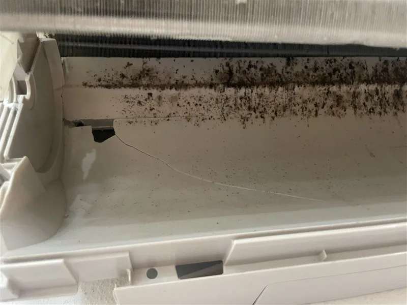エアコンの前面のドレンパンに入った細いひび割れ