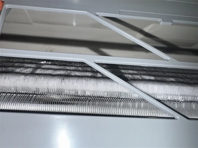 ラムダ型の熱交換器の背面が、霜で完全に覆われている(パナソニック製のエアコン)