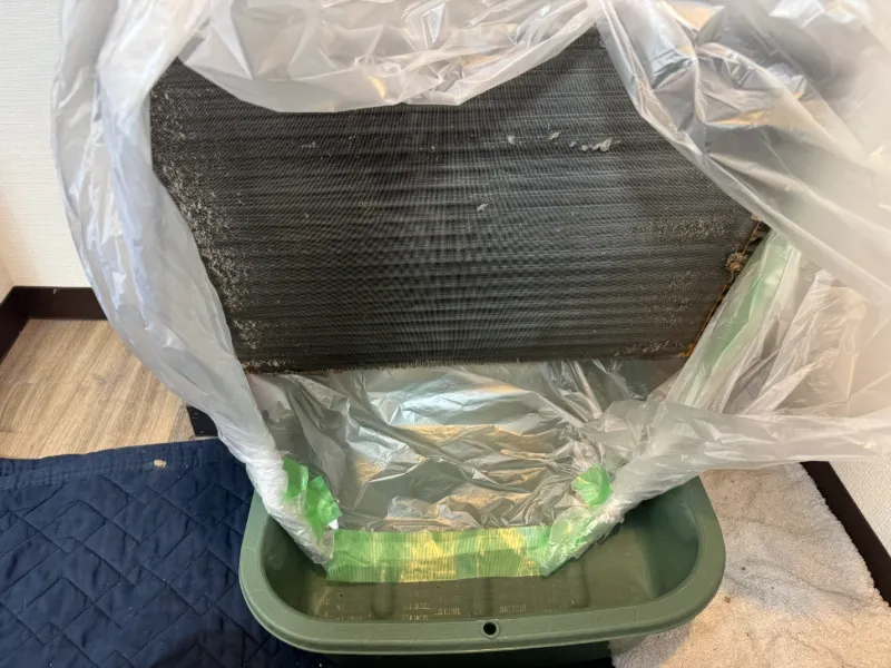 中野区でダイキン製床置きエアコンS36KVVの熱交換器を養生して洗浄している様子